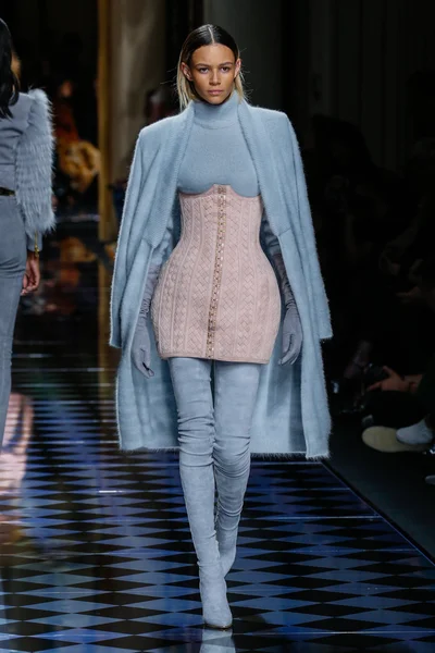 Binx Walton Balmain gösterisi sırasında pist yürüyor