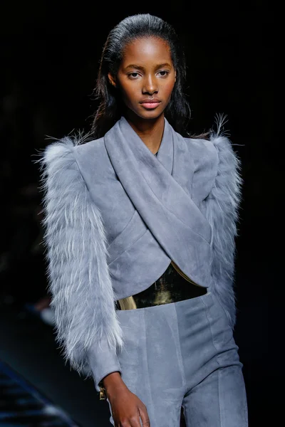 Tami Williams Balmain gösterisi sırasında pist yürüyor