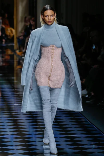 Binx Walton Balmain gösterisi sırasında pist yürüyor