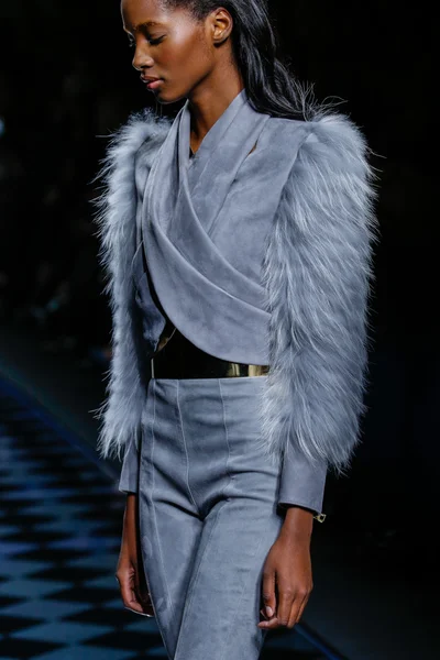 Tami Williams Balmain gösterisi sırasında pist yürüyor