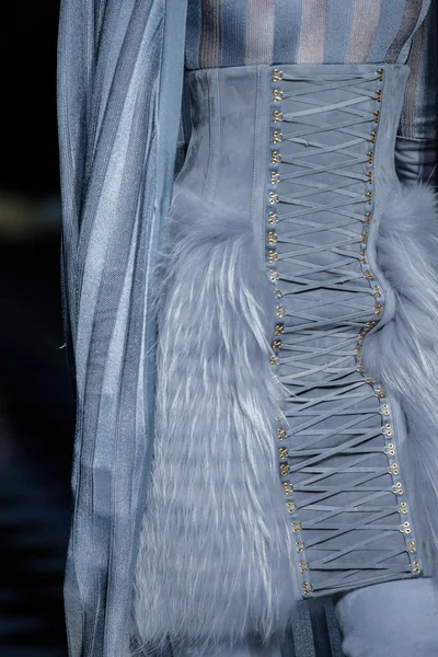 Balmain gösterisi olarak Paris moda haftası