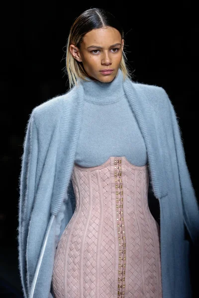 Binx Walton Balmain gösterisi sırasında pist yürüyor