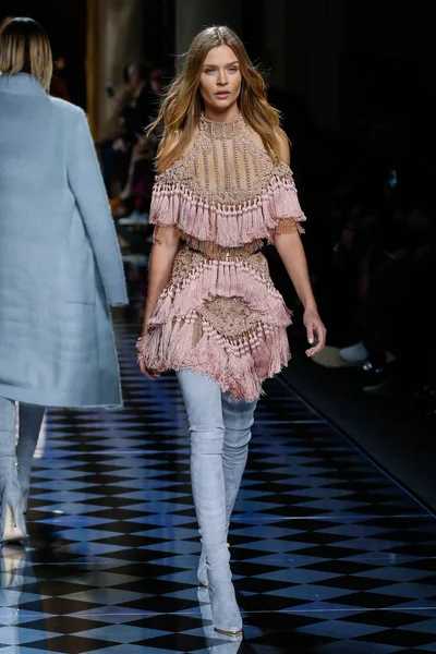 Josephine Skriver Balmain gösterisi sırasında pist yürüyor