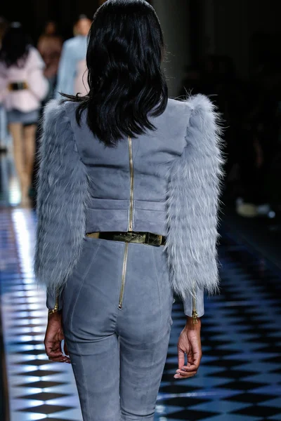 Tami Williams Balmain gösterisi sırasında pist yürüyor