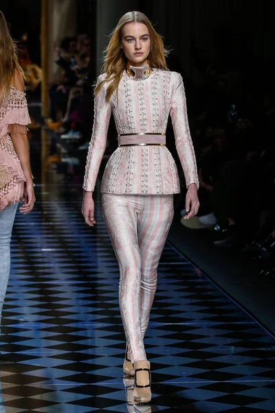Balmain gösterisi olarak Paris moda haftası