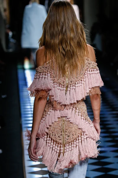 Josephine Skriver Balmain gösterisi sırasında pist yürüyor