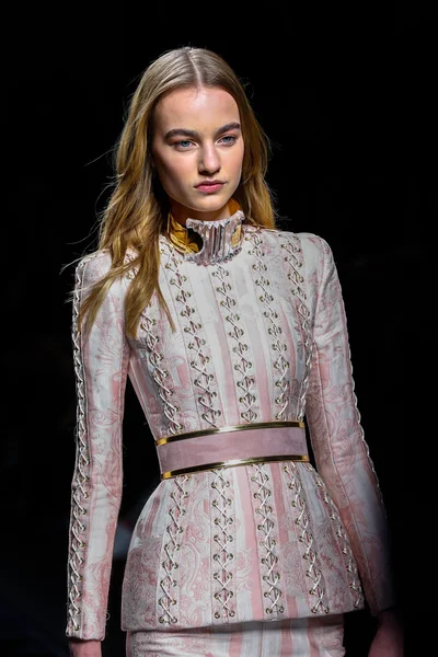 Balmain gösterisi olarak Paris moda haftası