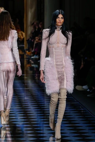 Balmain gösterisi olarak Paris moda haftası