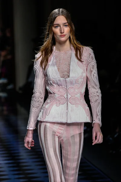 Balmain gösterisi olarak Paris moda haftası