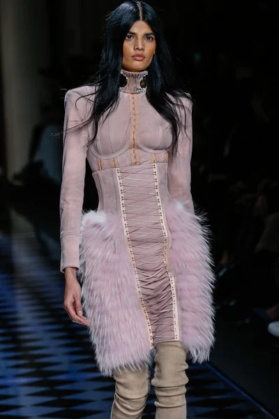 Balmain gösterisi olarak Paris moda haftası