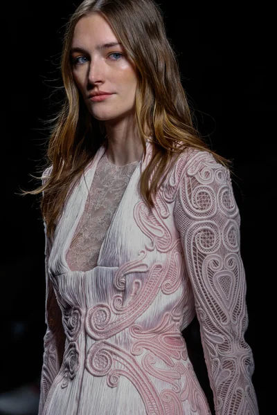 Balmain gösterisi olarak Paris moda haftası