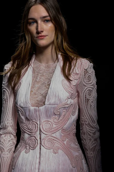 Balmain gösterisi olarak Paris moda haftası