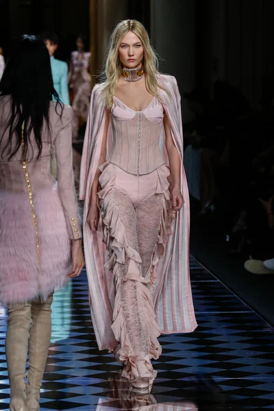 Balmain gösterisi olarak Paris moda haftası