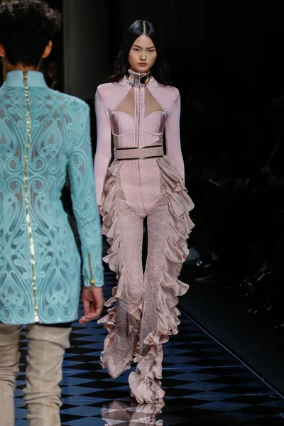 Balmain gösterisi olarak Paris moda haftası