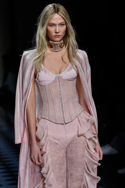 Balmain gösterisi olarak Paris moda haftası