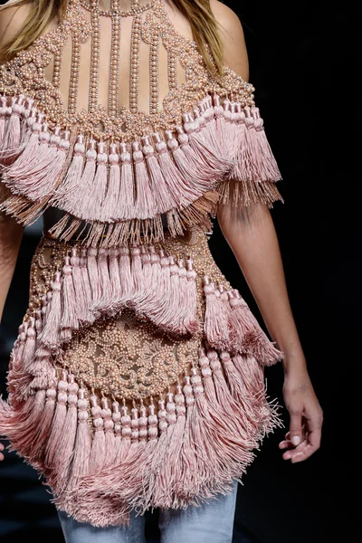 Josephine Skriver Balmain gösterisi sırasında pist yürüyor