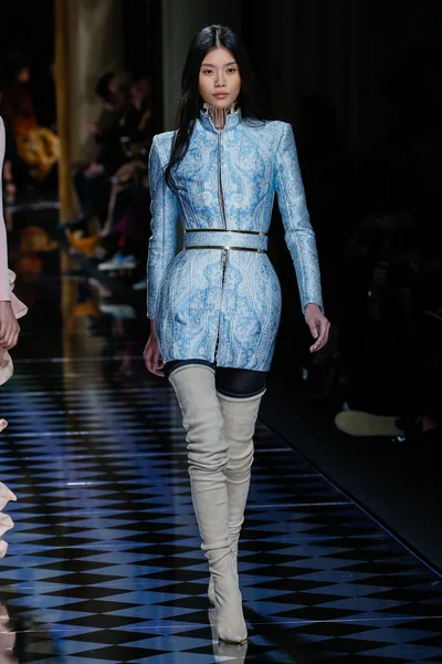 Balmain gösterisi olarak Paris moda haftası