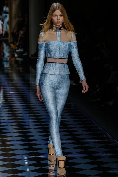 Balmain gösterisi olarak Paris moda haftası