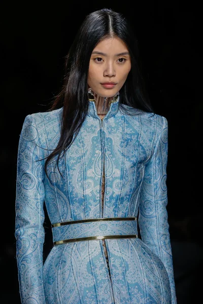 Balmain gösterisi olarak Paris moda haftası