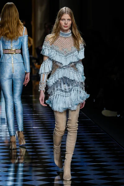 Balmain gösterisi olarak Paris moda haftası