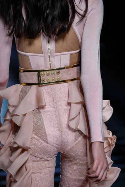 Balmain gösterisi olarak Paris moda haftası