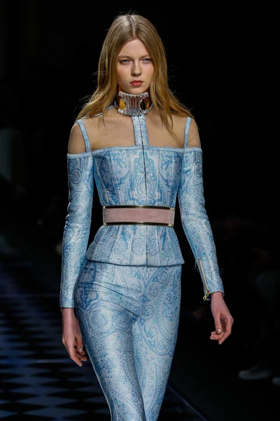 Balmain gösterisi olarak Paris moda haftası