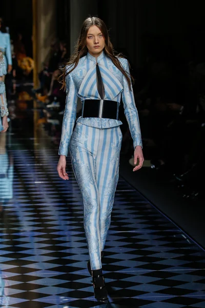 Balmain gösterisi olarak Paris moda haftası