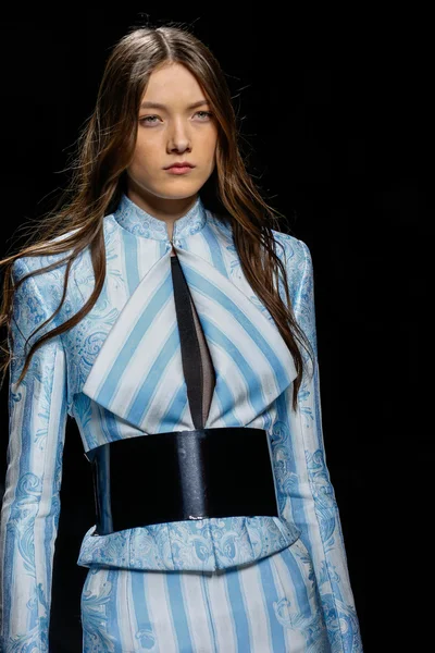 Balmain gösterisi olarak Paris moda haftası