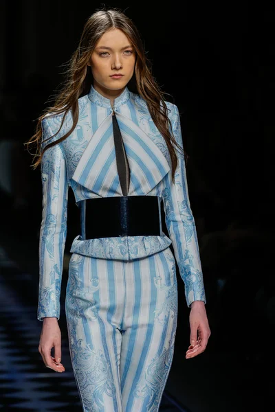 Balmain gösterisi olarak Paris moda haftası