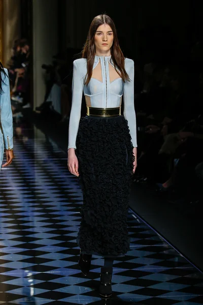 Balmain gösterisi olarak Paris moda haftası