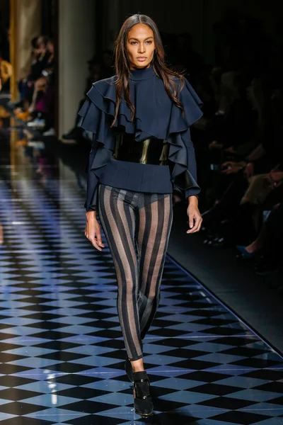 Balmain gösterisi olarak Paris moda haftası
