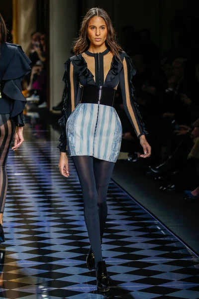 Balmain gösterisi olarak Paris moda haftası