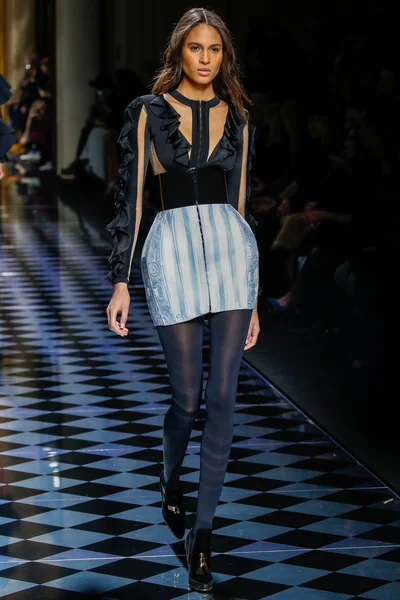 Balmain gösterisi olarak Paris moda haftası