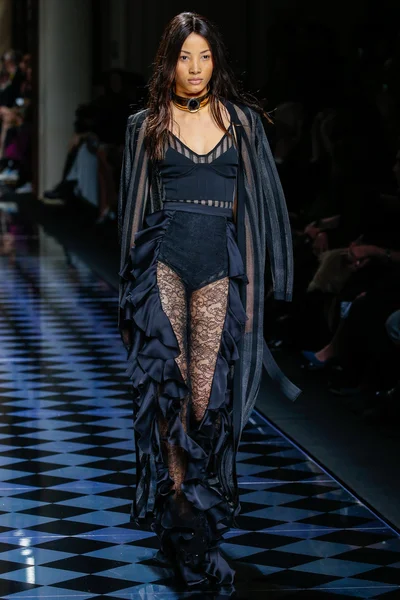 Balmain gösterisi olarak Paris moda haftası