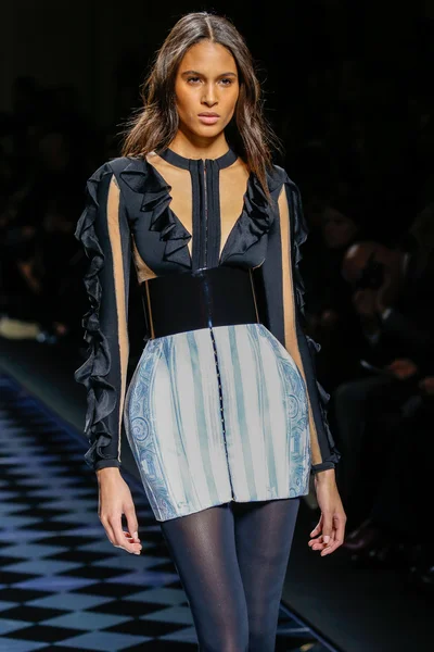 Balmain gösterisi olarak Paris moda haftası