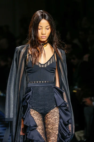 Balmain gösterisi olarak Paris moda haftası