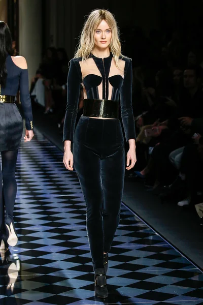 Balmain gösterisi olarak Paris moda haftası