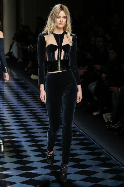 Balmain gösterisi olarak Paris moda haftası