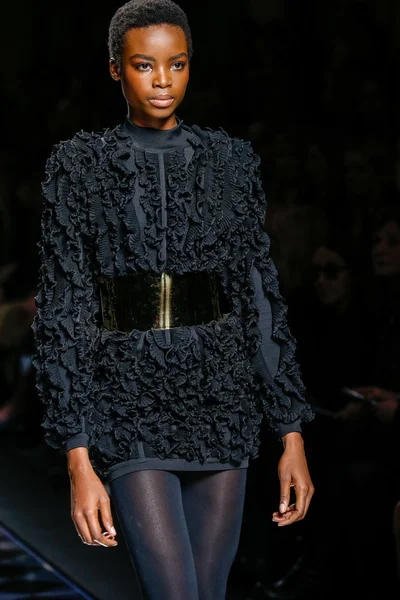 Balmain gösterisi olarak Paris moda haftası