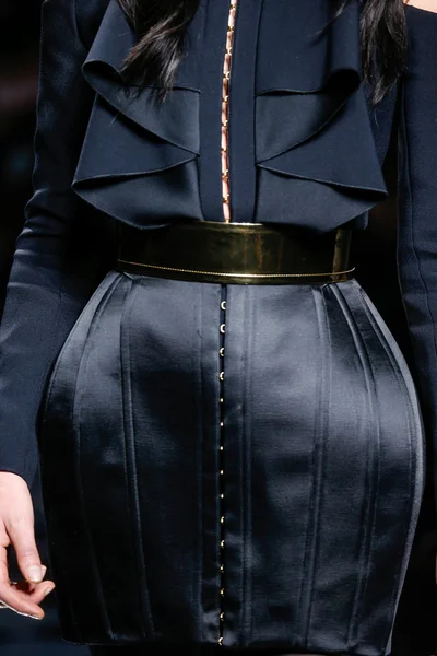 Balmain gösterisi olarak Paris moda haftası