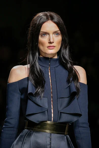 Balmain gösterisi olarak Paris moda haftası
