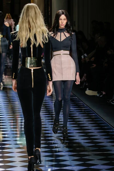 Balmain show som en del av Paris modevecka — Stockfoto