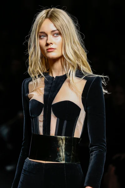 Balmain gösterisi olarak Paris moda haftası