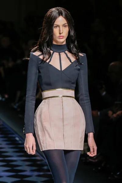 Balmain Toon als onderdeel van de Paris Fashion Week — Stockfoto