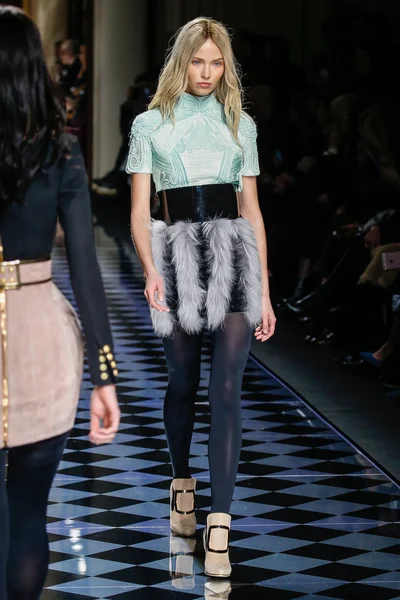 Balmain gösterisi olarak Paris moda haftası