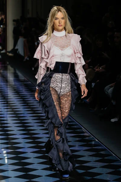 Balmain gösterisi olarak Paris moda haftası