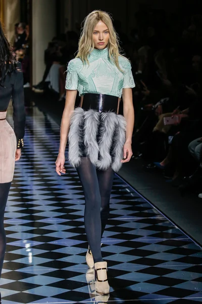 Balmain gösterisi olarak Paris moda haftası