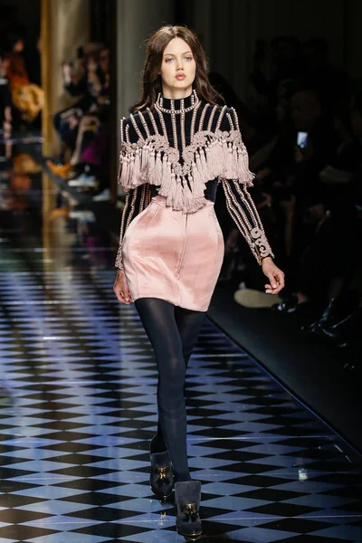 Balmain gösterisi olarak Paris moda haftası