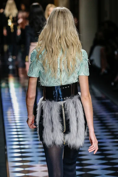 Balmain gösterisi olarak Paris moda haftası