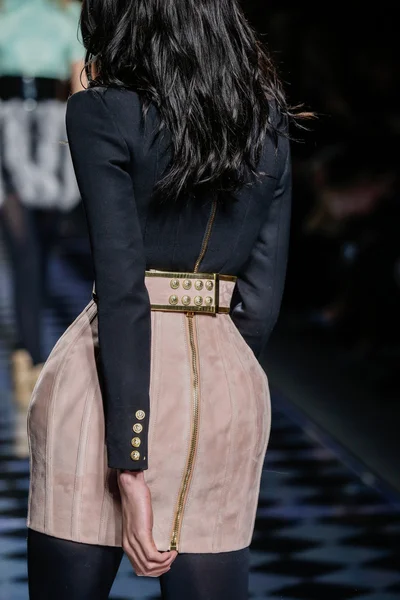 Balmain gösterisi olarak Paris moda haftası